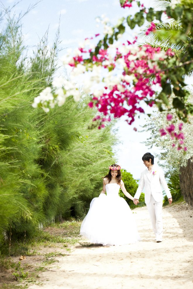 リゾート婚フォト花嫁と手をつないでる写真