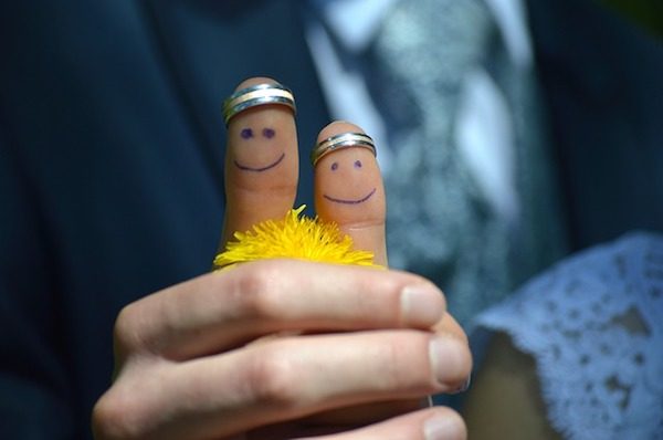 婚約したけど、職場へ結婚報告すべき？【結婚のマナー】