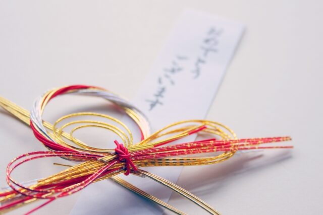 親族が会費制結婚式で挙式する場合、ご祝儀はどうする？【基礎知識】